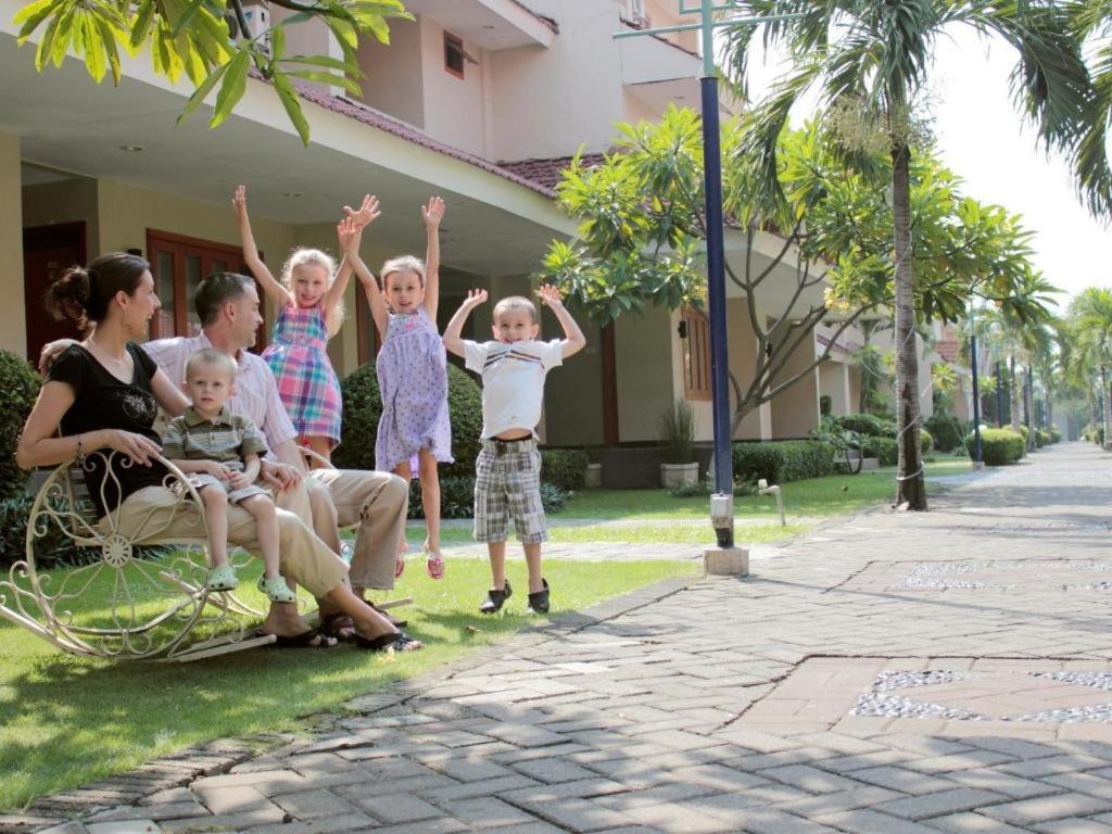 Country Heritage Resort Hotel Surabaya Exterior foto