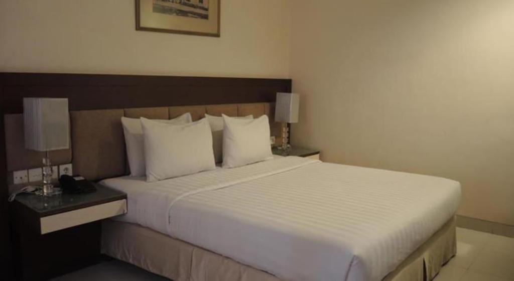 Country Heritage Resort Hotel Surabaya Exterior foto