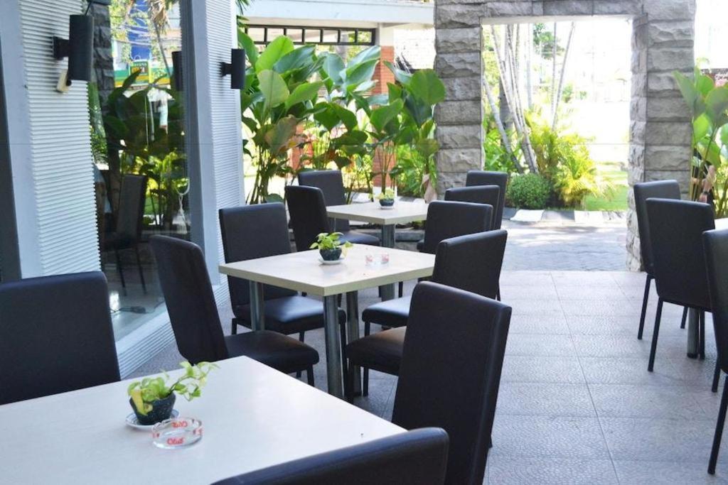 Country Heritage Resort Hotel Surabaya Exterior foto