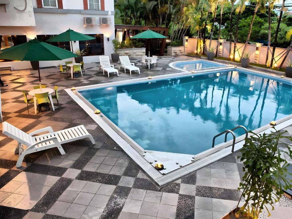 Country Heritage Resort Hotel Surabaya Exterior foto