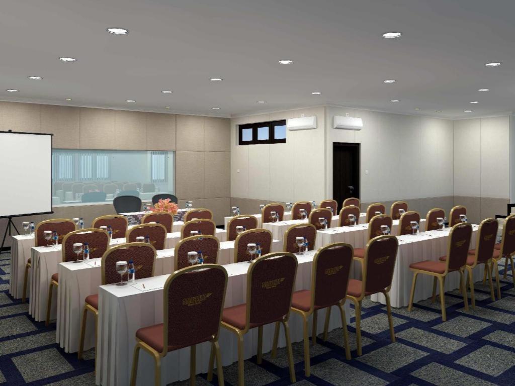 Country Heritage Resort Hotel Surabaya Exterior foto