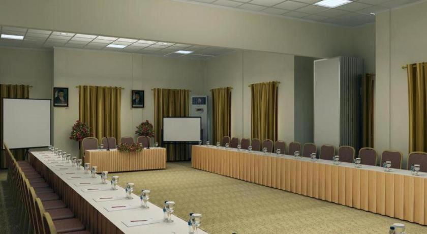 Country Heritage Resort Hotel Surabaya Exterior foto