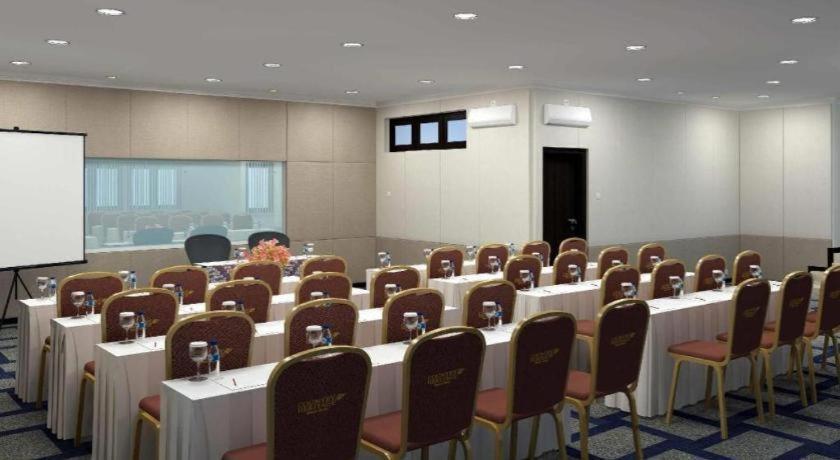 Country Heritage Resort Hotel Surabaya Exterior foto