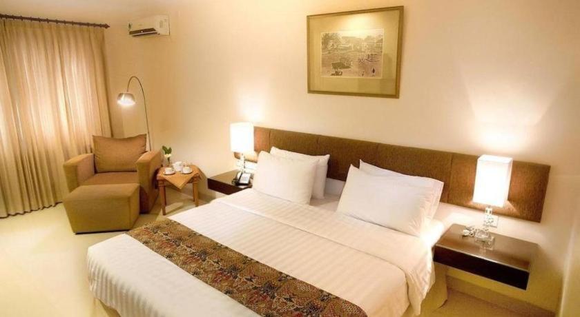Country Heritage Resort Hotel Surabaya Exterior foto