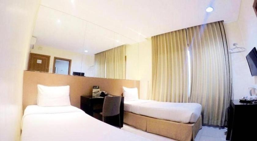 Country Heritage Resort Hotel Surabaya Exterior foto