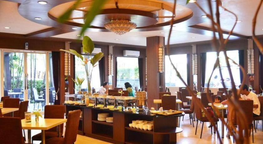 Country Heritage Resort Hotel Surabaya Exterior foto